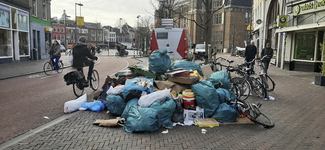 903887 Afbeelding van een hoop afval op straat in de Voorstraat te Utrecht, als gevolg van een staking van het ...